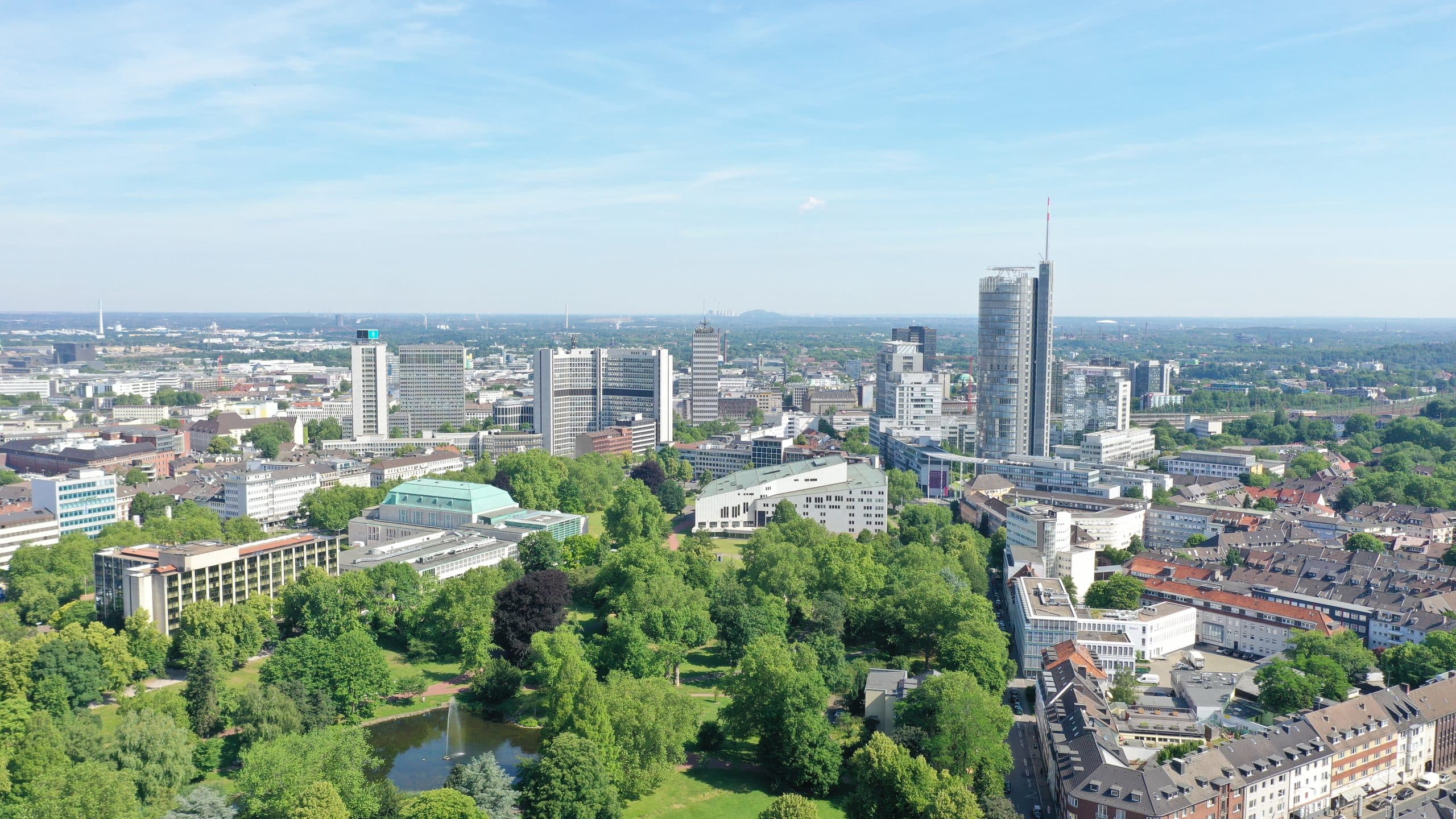 Luftaufnahme der Essener Innenstadt mit Stadtgarten und Skyline